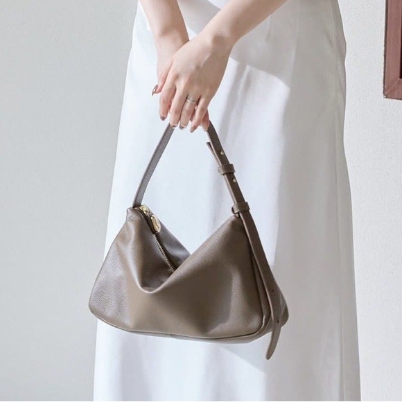 Elegant Brown Leather Shoulder Bag - Picture 2 of 8